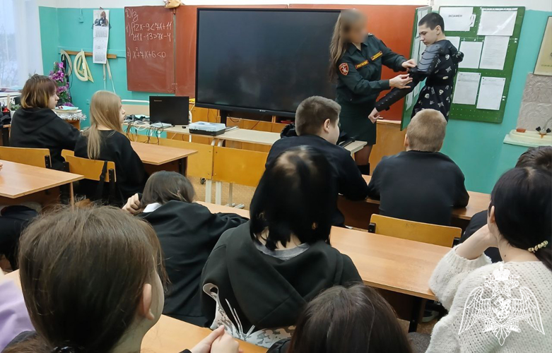 Росгвардейцы рассказали череповецким школьникам о работе полиграфолога