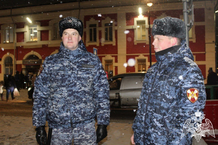 В Вологде росгвардейцы обеспечили общественную безопасность во время прибытия в областную столицу поезда Деда Мороза