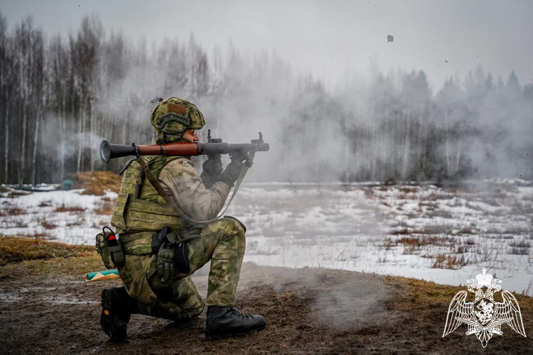 Под Петербургом вологодские росгвардейцы, вместе с коллегами из 9 регионов страны, отработали стрельбу из гранатометов и снайперских винтовок