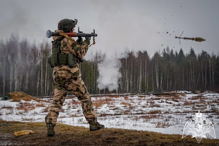 Под Петербургом вологодские росгвардейцы, вместе с коллегами из 9 регионов страны, отработали стрельбу из гранатометов и снайперских винтовок