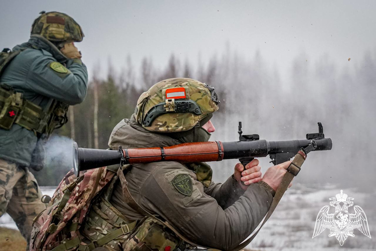 Под Петербургом вологодские росгвардейцы, вместе с коллегами из 9 регионов страны, отработали стрельбу из гранатометов и снайперских винтовок