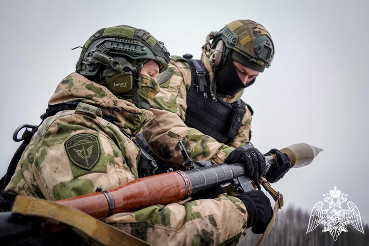 Под Петербургом вологодские росгвардейцы, вместе с коллегами из 9 регионов страны, отработали стрельбу из гранатометов и снайперских винтовок