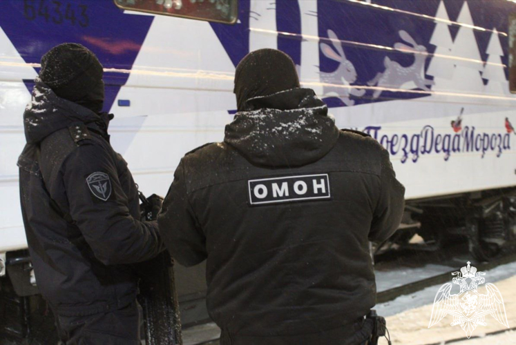 В Вологде росгвардейцы обеспечили общественную безопасность во время прибытия в областную столицу поезда Деда Мороза