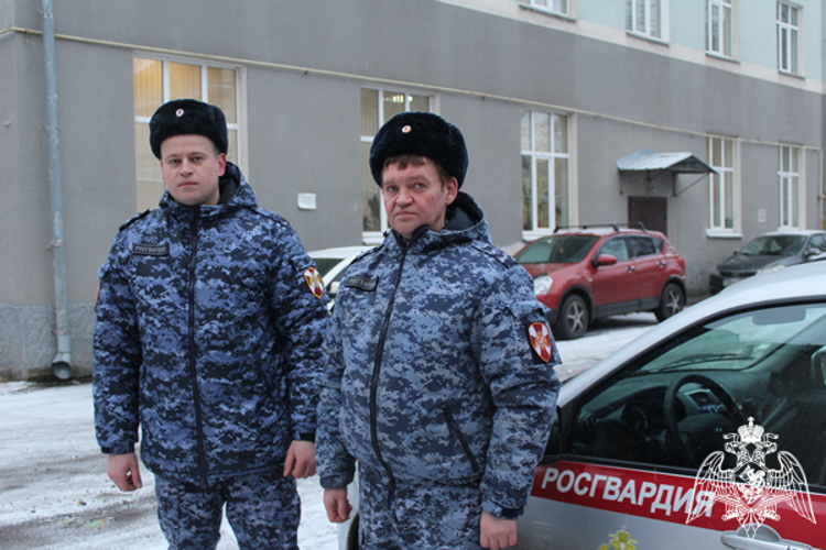 В Вологде росгвардейцы задержали мужчину, похитившего под угрозой применения ножа товар из магазина