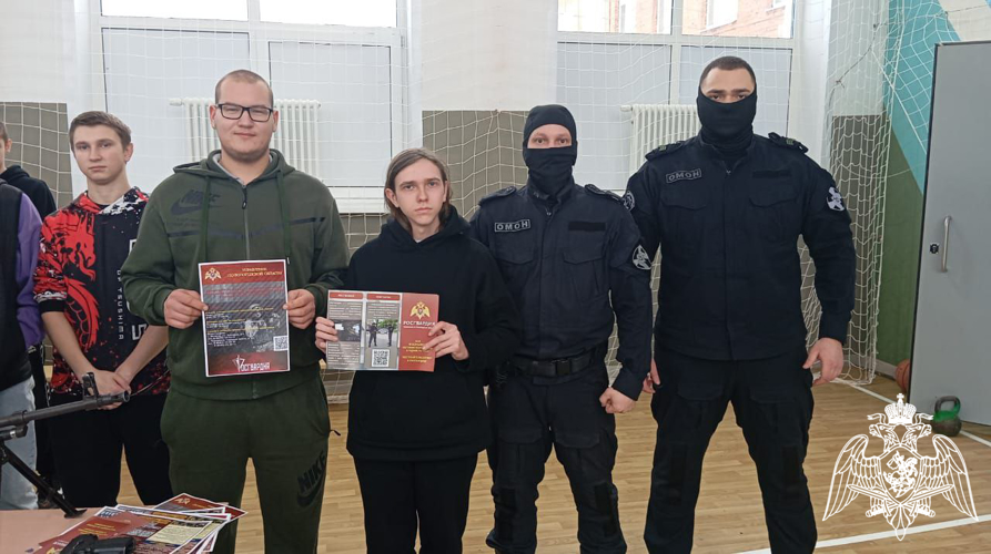 Шекснинские юноши познакомились со службой спецподразделений Росгвардии
