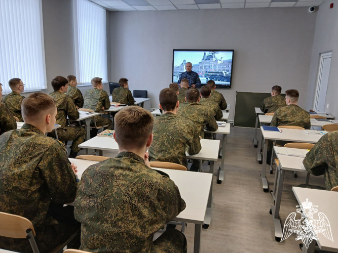 Сотрудники вневедомственной охраны Росгвардии встретились с череповецкими студентами и рассказали о своей службе