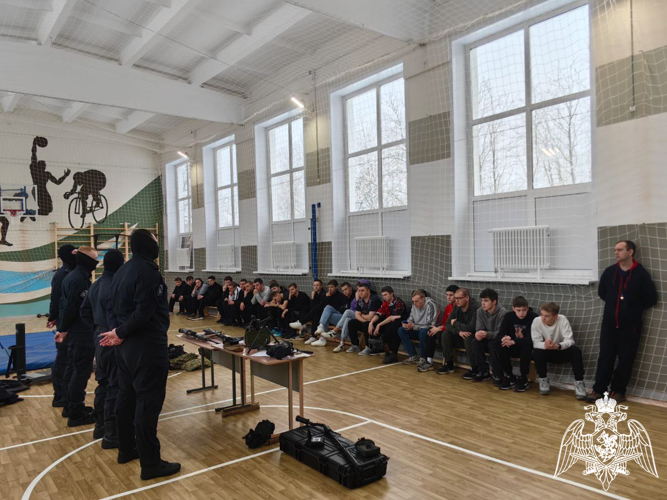 Шекснинские юноши познакомились со службой спецподразделений Росгвардии