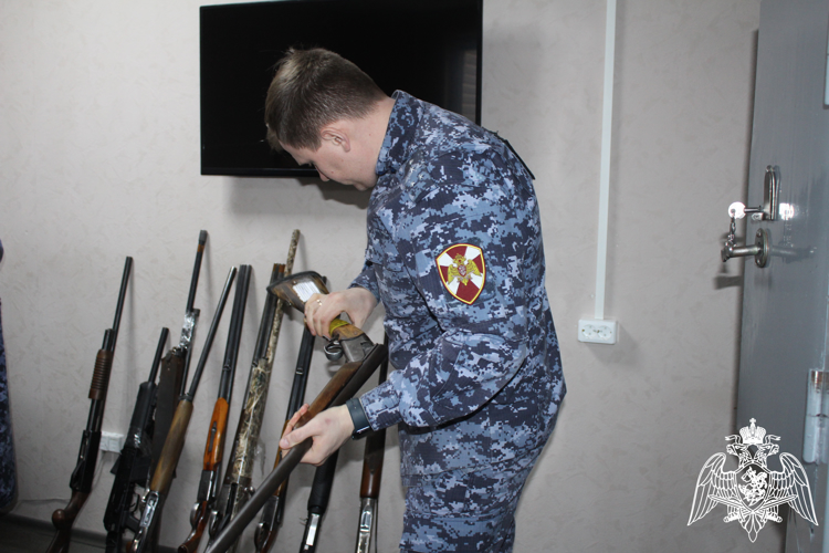 Росгвардейцы передали очередную партию оружия, предоставленную гражданами и оружейными магазинами, представителям воинских частей в зону СВО