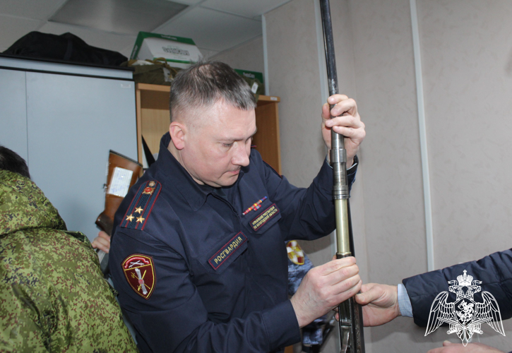 Росгвардейцы передали очередную партию оружия, предоставленную гражданами и оружейными магазинами, представителям воинских частей в зону СВО