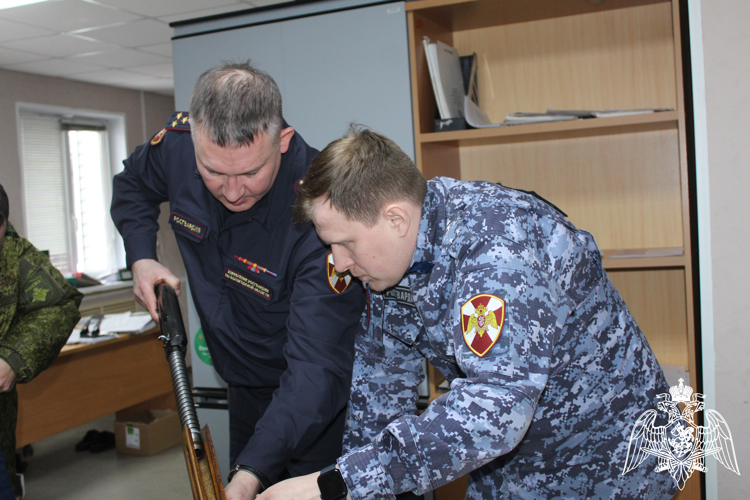 Росгвардейцы передали очередную партию оружия, предоставленную гражданами и оружейными магазинами, представителям воинских частей в зону СВО