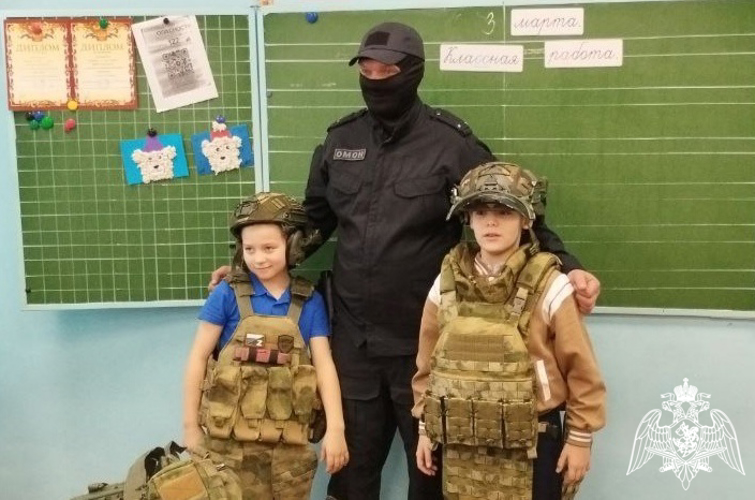 Росгвардейцы провели «Урок Мужества» для череповецких школьников
