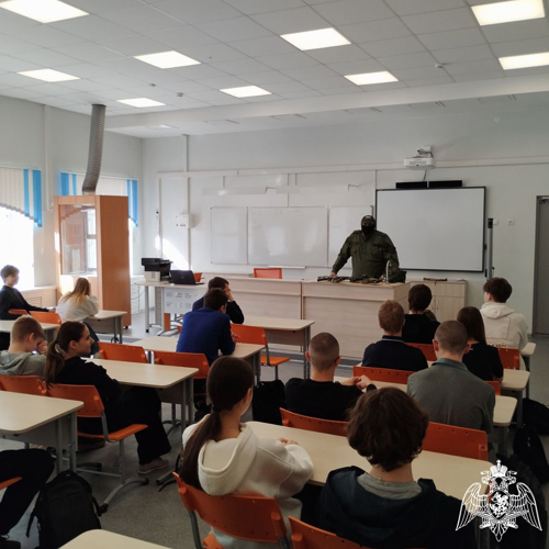 Росгвардейцы встретились с череповецкими школьниками и рассказали о своей службе