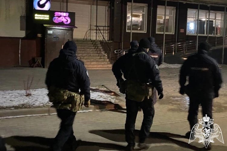 Сотрудники ОМОН «Титан» оказали помощь полицейским в проведении рейдовых мероприятий в Череповце
