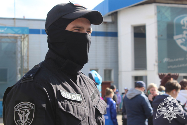 Сотрудники Росгвардии обеспечили безопасность футбольного матча в Вологде