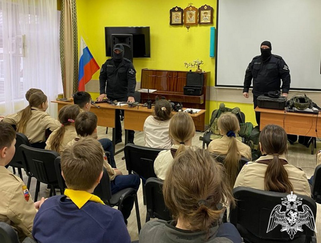В Череповце росгвардейцы провели «Урок Мужества» для воспитанников Воскресной школы