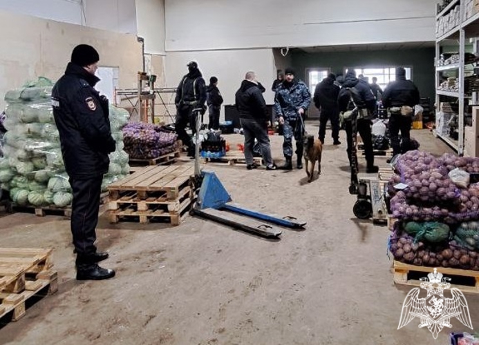 В Череповце сотрудники ОМОН «Титан» приняли участие в рейде по пресечению нарушений миграционного законодательства