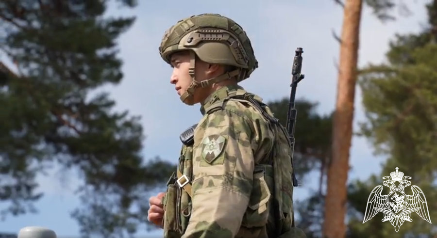 Военнослужащие подразделений Росгвардии по охране важных гособъектов и спецгрузов отмечают профессиональный праздник