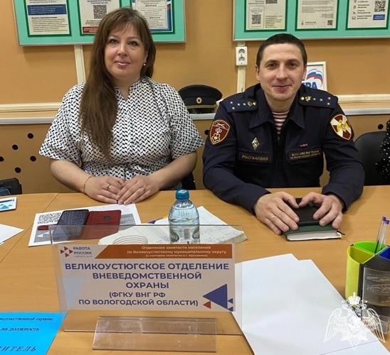 В Великом Устюге росгвардейцы рассказали о своей службе на ярмарке трудоустройства