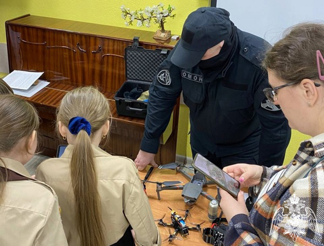 В Череповце росгвардейцы провели «Урок Мужества» для воспитанников Воскресной школы