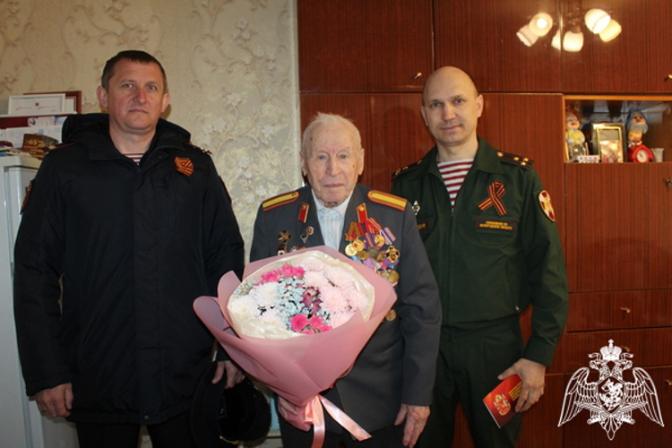 В Вологде сотрудники Росгвардии поздравили тружеников тыла, ветеранов ведомства с Днем Победы