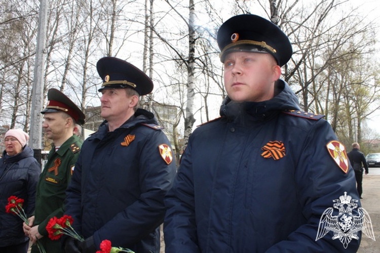 Росгвардейцы возложили цветы к обелиску солдатам-защитникам Родины в Вологде