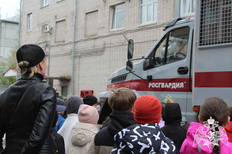 Дни открытых дверей для вологодских школьников провели сотрудники спецподразделений Росгвардии