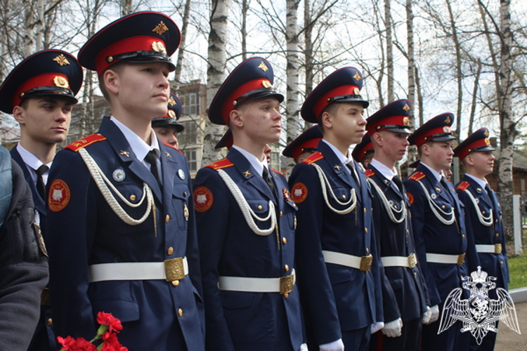 Росгвардейцы возложили цветы к обелиску солдатам-защитникам Родины в Вологде