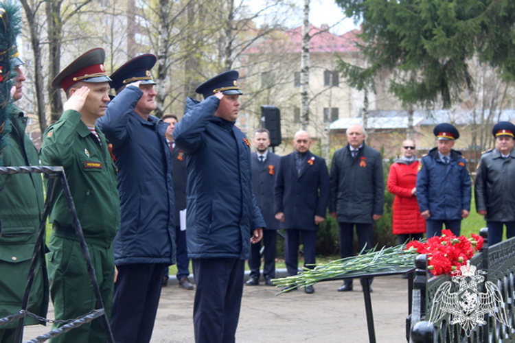 Росгвардейцы возложили цветы к обелиску солдатам-защитникам Родины в Вологде