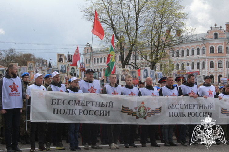 В Вологде сотрудники и военнослужащие Росгвардии приняли участие в шествии Бессмертного полка
