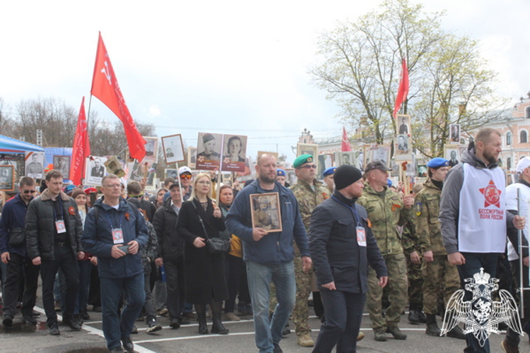 В Вологде сотрудники и военнослужащие Росгвардии приняли участие в шествии Бессмертного полка