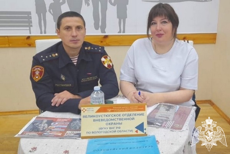 Росгвардейцы познакомили жителей и гостей Великого Устюга со своей работой