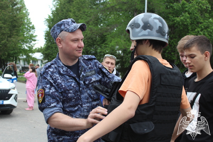 «День безопасности» провели вологодские росгвардейцы для ребят в военно-патриотическом центре «Авангард»