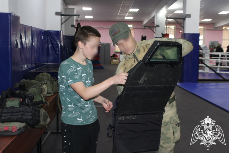В Вологде сотрудники СОБР «Дружина» провели занятия для трудных подростков