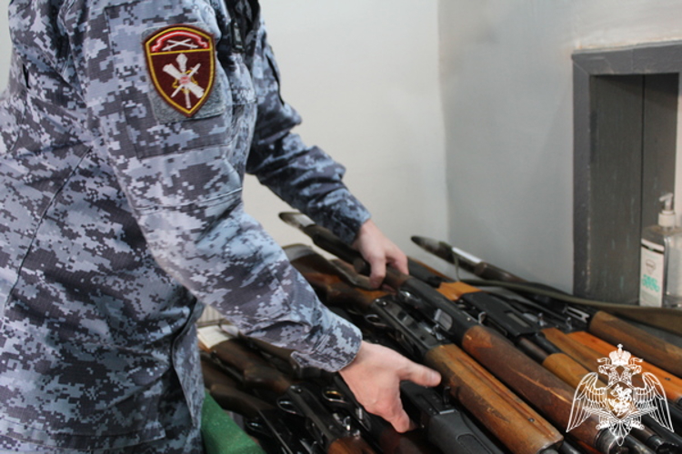 84 единицы оружия передали в Вологде сотрудники Росгвардии одной из воинских частей для нужд СВО