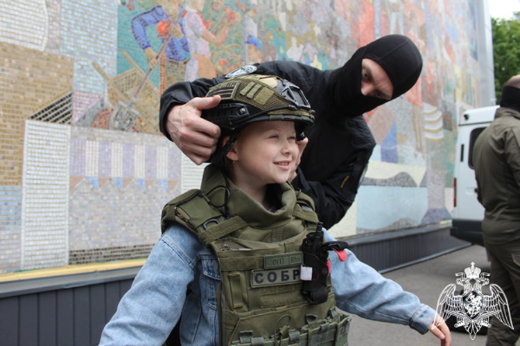 «День безопасности» провели вологодские росгвардейцы для ребят в военно-патриотическом центре «Авангард»