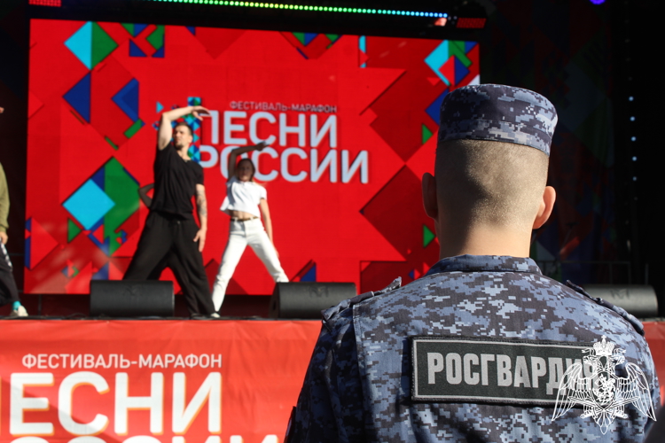 Сотрудники Росгвардии обеспечили безопасность мероприятий во время празднования дня города Вологды и футбольного матча