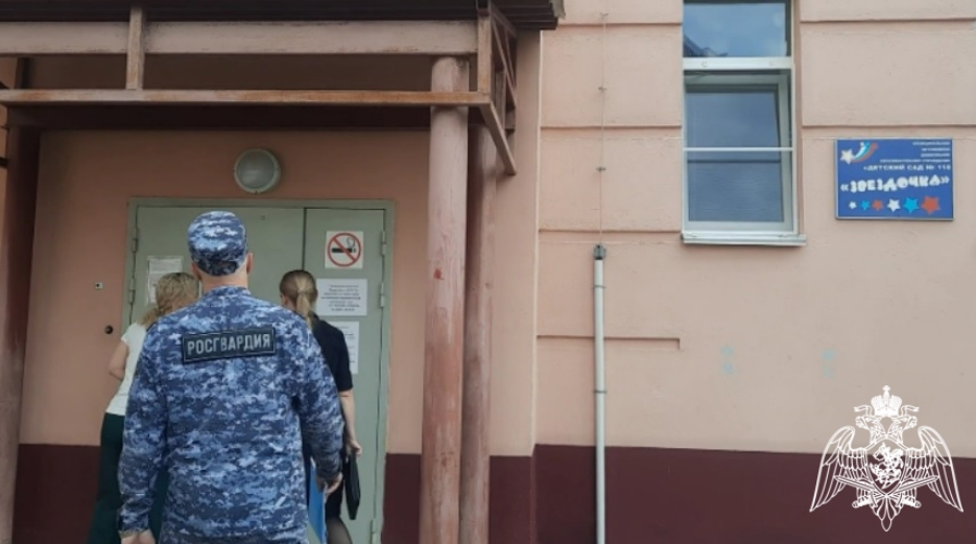 Сотрудники Росгвардии проверяют образовательные учреждения Вологды к новому учебному году (ВИДЕО)