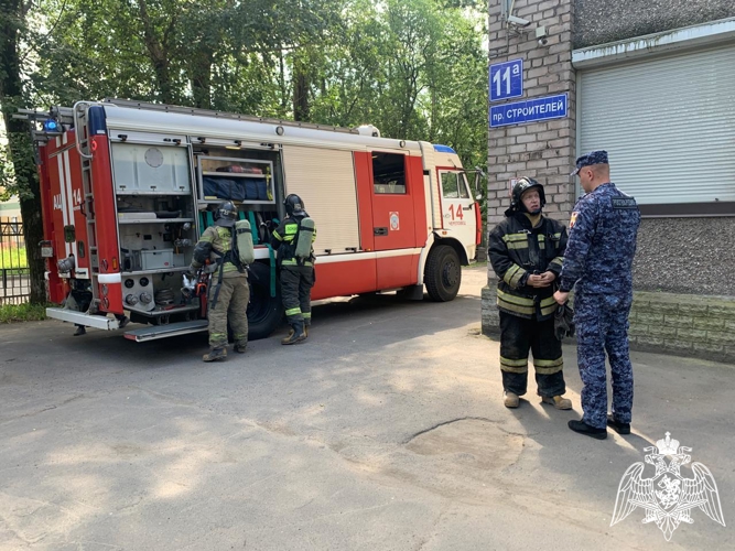 В Череповце Росгвардия и МЧС провели совместные пожарно-тактические занятия