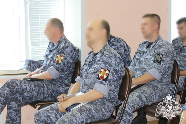В Вологде росгвардейцы обсудили со священнослужителем историческую и духовную значимость Крещения Руси