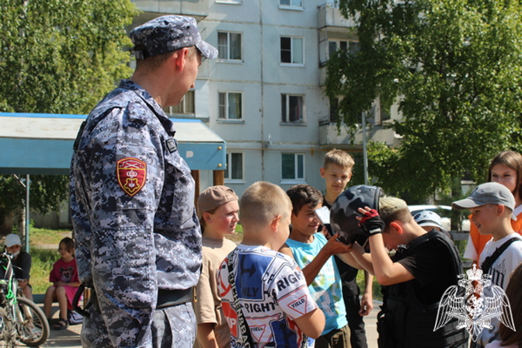 В Вологде росгвардейцы познакомили участников программы «Город детства» со своей службой