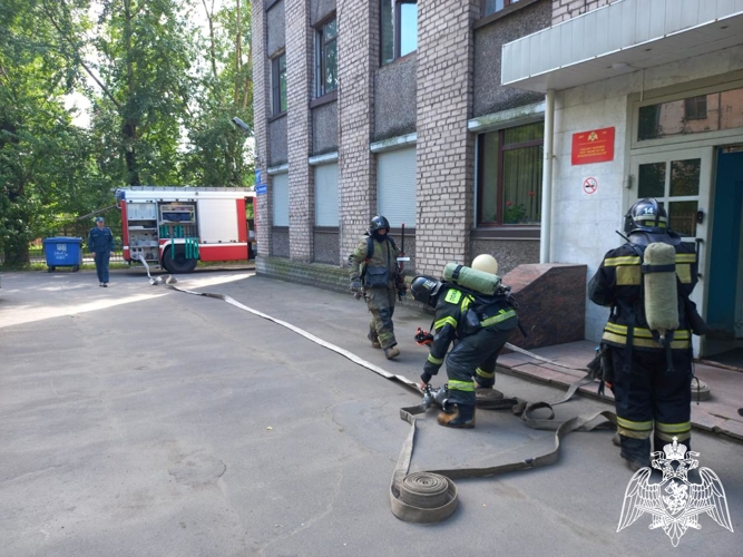 В Череповце Росгвардия и МЧС провели совместные пожарно-тактические занятия