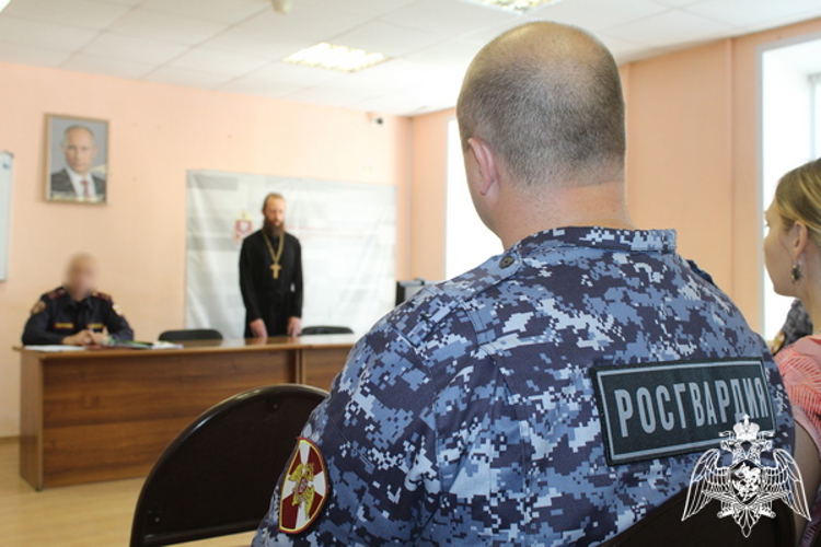 В Вологде росгвардейцы обсудили со священнослужителем историческую и духовную значимость Крещения Руси