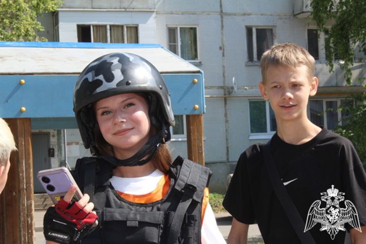 В Вологде росгвардейцы познакомили участников программы «Город детства» со своей службой