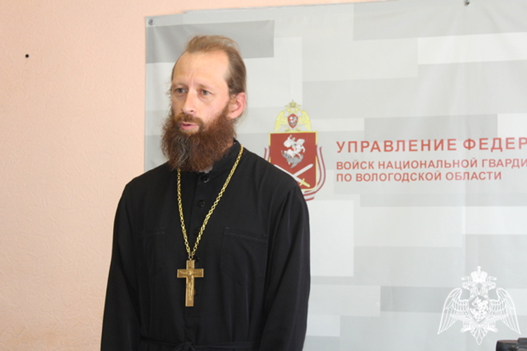 В Вологде росгвардейцы обсудили со священнослужителем историческую и духовную значимость Крещения Руси