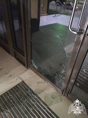 В Череповце росгвардейцы задержали мужчину, разбившего двери и проникшего в здание мэрии