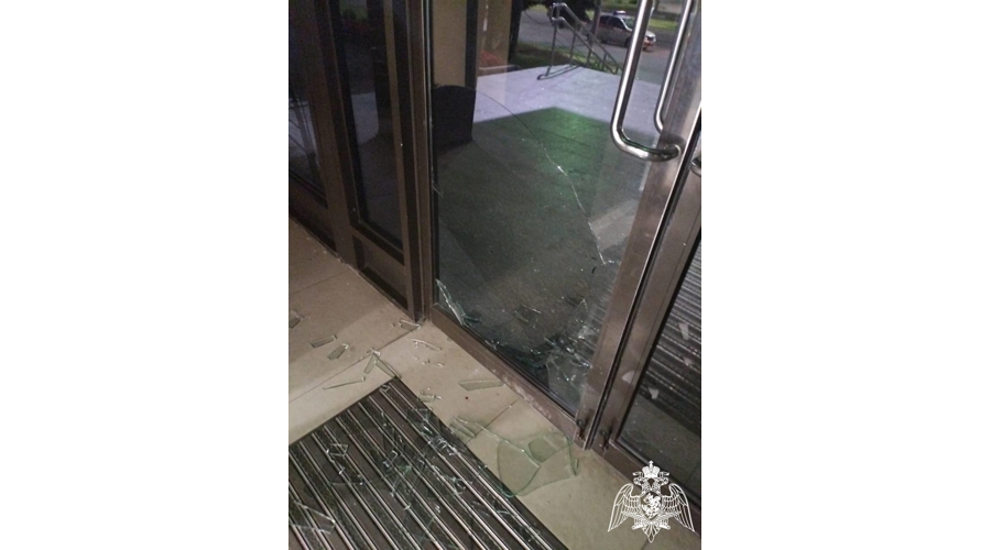 В Череповце росгвардейцы задержали мужчину, разбившего двери и проникшего в здание мэрии
