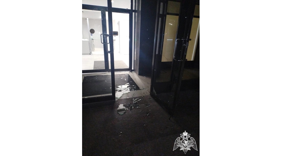 В Череповце росгвардейцы задержали мужчину, разбившего двери и проникшего в здание мэрии