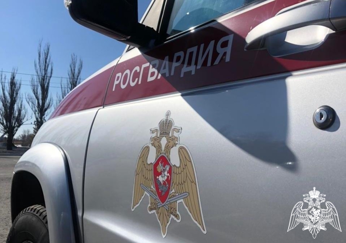 Сотрудники Росгвардии задержали мужчину, распивавшего ночью спиртное в магазине