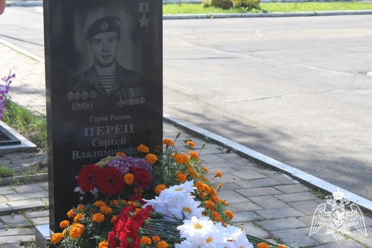 В Череповце сотрудники ОМОН «Титан» почтили память своего сослуживца Героя России Сергея Перца, погибшего при исполнении служебного долга