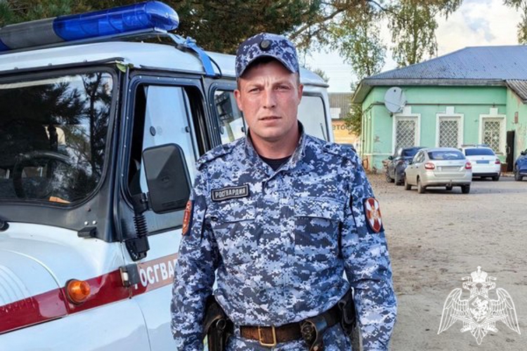В Грязовце росгвардеец оказал первую помощь мужчине, потерявшему сознание
